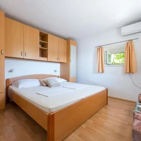Kirigin - One Bedroom With Terrace And Sea View Luka *
